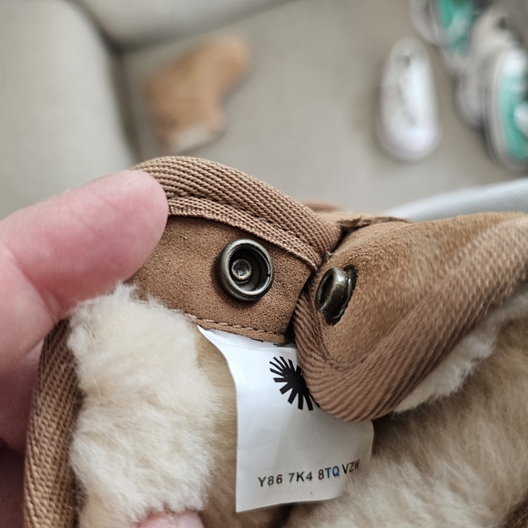 UGG Jona Toddler Boots - Picture 10 of 11